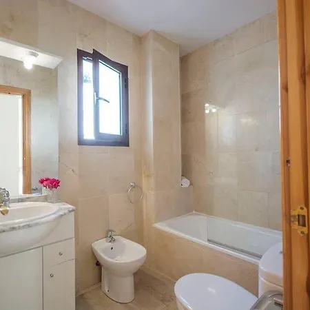 Apartamento 33, Spacious Family With Large Pool In The Town Center Hansonholiday