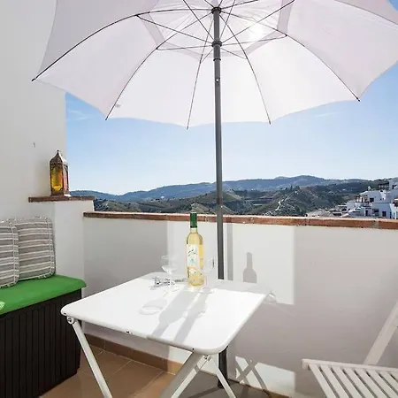 33, Spacious Family With Large Pool In The Town Center Hansonholiday